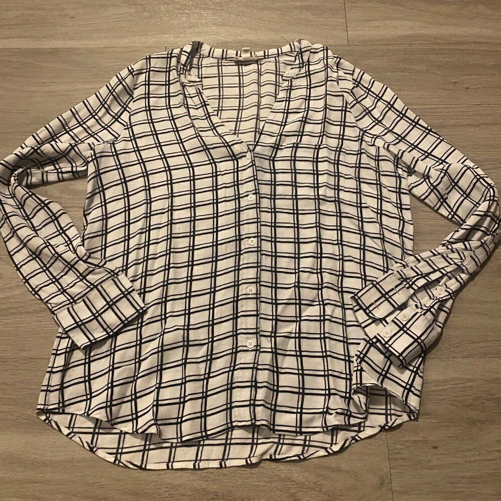 Soft checkered black/white long sleeve button down blouse size small